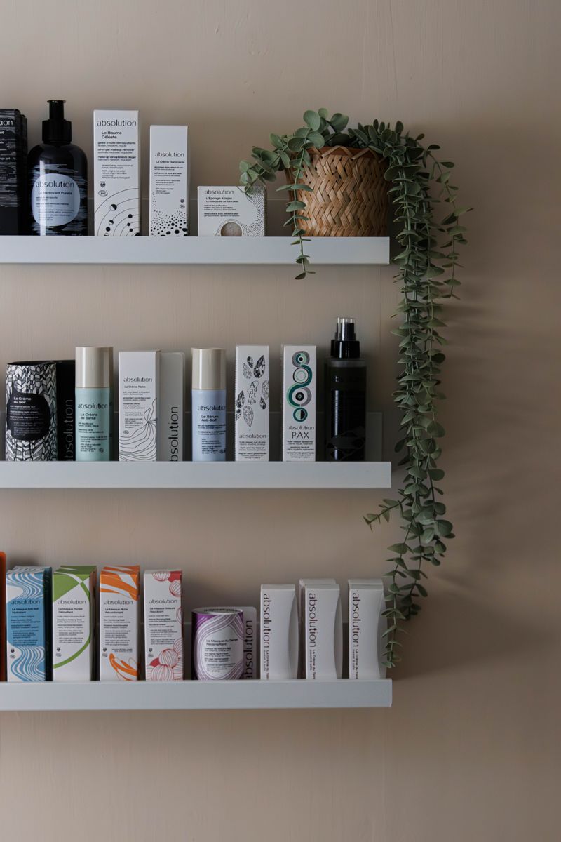 Wandschappen met het volledige Absolution-assortiment in de salon