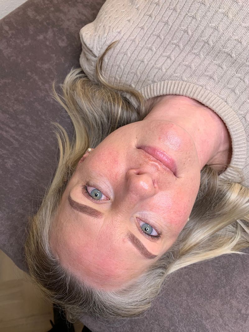 Resultaat van permanente make-up bij een klant met blond haar