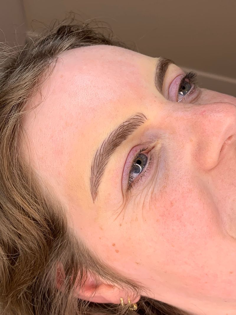 Wenkbrauw met permanente make-up in een zachte, natuurlijke tint