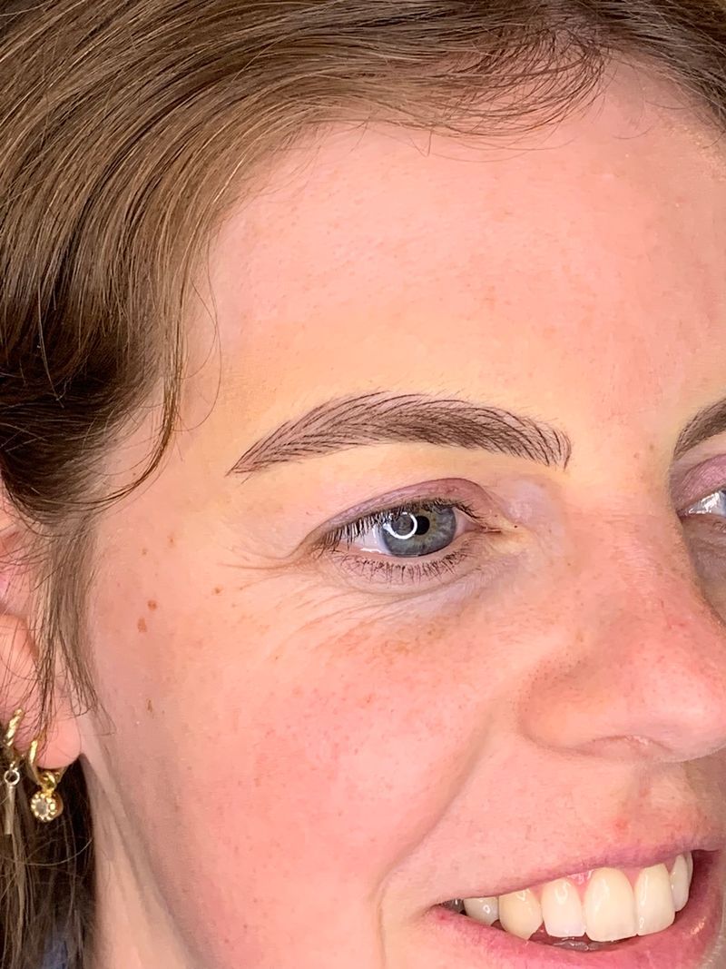 Resultaat van permanente make-up: een verzorgde wenkbrauw met natuurlijk verloop