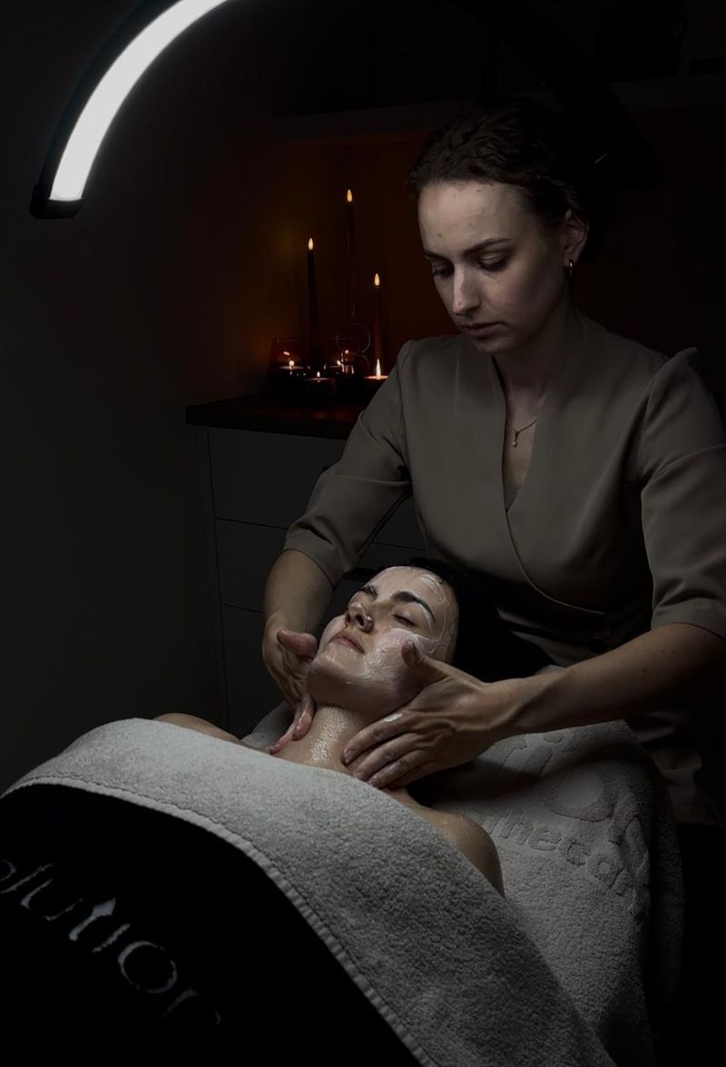 Gezichtsbehandeling bij kaarslicht: Linda masseert het gezicht van een klant onder de ringlamp